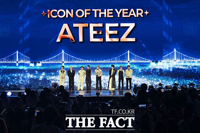 <더팩트>가 주최하고 팬앤스타와 UCW가 주관하는 ‘2026 더팩트 뮤직 어워즈(2026 THE FACT MUSIC AWARDS, TMA)’가 19일 오후 부산 연제구 부산아시아드주경기장에서 열린 가운데 그룹 에이티즈(ATEEZ)가 '대상 ICON OF THE YEAR'를 수상한 뒤 소감을 밝히고 있다. /부산아시아드주경기장=서예원 기자