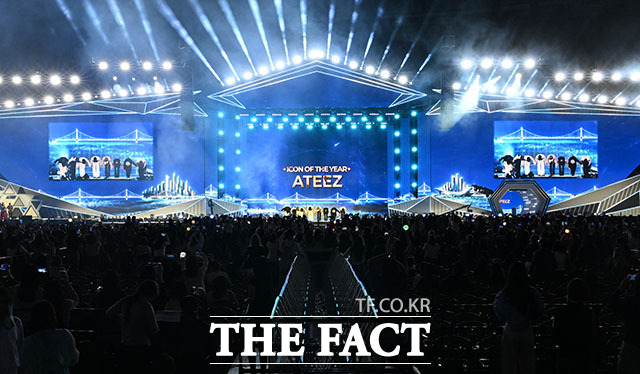 <더팩트>가 주최하고 팬앤스타와 UCW가 주관하는 ‘2026 더팩트 뮤직 어워즈(2026 THE FACT MUSIC AWARDS, TMA)’가 19일 오후 부산 연제구 부산아시아드주경기장에서 열린 가운데 그룹 에이티즈(ATEEZ)가 '대상 ICON OF THE YEAR'를 수상한 뒤 소감을 밝히고 있다. /부산아시아드주경기장=서예원 기자