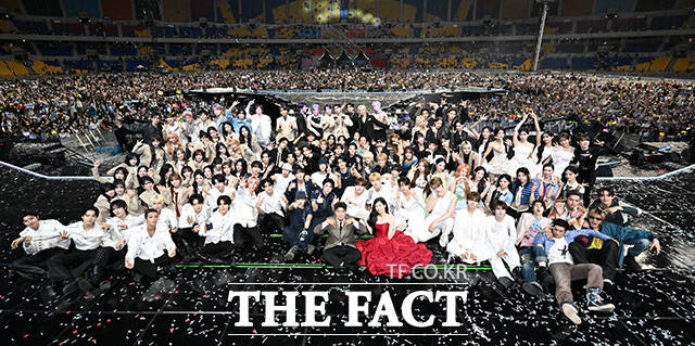 <더팩트>가 주최하고 팬앤스타와 UCW가 주관하는 ‘2026 더팩트 뮤직 어워즈(2026 THE FACT MUSIC AWARDS, TMA)’가 19일 오후 부산 연제구 부산아시아드주경기장에서 열린 가운데 출연진이 기념촬영을 하고 있다. /부산아시아드주경기장=박헌우 기자