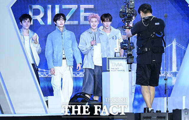 <더팩트>가 주최하고 팬앤스타와 UCW가 주관하는 ‘2026 더팩트 뮤직 어워즈(2026 THE FACT MUSIC AWARDS, TMA)’가 19일 오후 부산 연제구 부산아시아드주경기장에서 열린 가운데 그룹 라이즈의 앤톤과 쇼타로, 원빈, 소희, 은석, 성찬(왼쪽부터)이 '올해의 아티스트' 상을 수상하고 있다. /부산아시아드주경기장=박헌우 기자