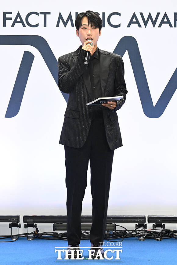 <더팩트>가 주최하고 팬앤스타와 UCW가 주관하는 ‘2026 더팩트 뮤직 어워즈(2026 THE FACT MUSIC AWARDS, TMA)’가 19일 오후 부산 연제구 부산아시아드주경기장에서 열린 가운데 방송인 재재가 블루카펫 진행을 하고 있다. /부산아시아드주경기장=김성렬 기자