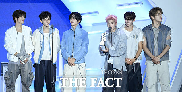 <더팩트>가 주최하고 팬앤스타와 UCW가 주관하는 ‘2026 더팩트 뮤직 어워즈(2026 THE FACT MUSIC AWARDS, TMA)’가 19일 오후 부산 연제구 부산아시아드주경기장에서 열린 가운데 그룹 라이즈의 앤톤과 쇼타로, 원빈, 소희, 은석, 성찬(왼쪽부터)이 '올해의 아티스트' 상을 수상하고 있다. /부산아시아드주경기장=박헌우 기자