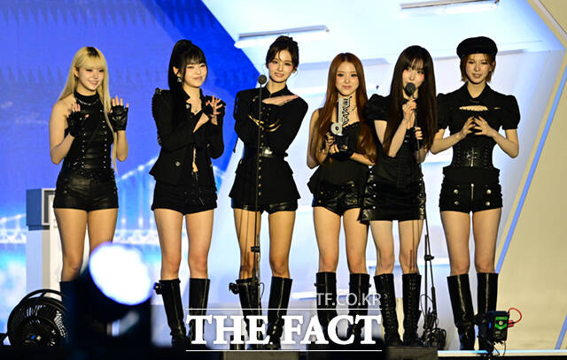 <더팩트>가 주최하고 팬앤스타와 UCW가 주관하는 ‘2026 더팩트 뮤직 어워즈(2026 THE FACT MUSIC AWARDS, TMA)’가 19일 오후 부산 연제구 부산아시아드주경기장에서 열린 가운데 그룹 엔믹스(NMIXX)의 릴리와 규진, 설윤, 지우, 해원, 베이(왼쪽부터)가 '올해의 아티스트'를 수상한 뒤 소감을 밝히고 있다. /부산아시아드주경기장=이새롬 기자