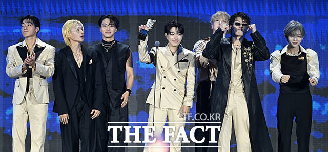 <더팩트>가 주최하고 팬앤스타와 UCW가 주관하는 ‘2026 더팩트 뮤직 어워즈(2026 THE FACT MUSIC AWARDS, TMA)’가 19일 오후 부산 연제구 부산아시아드주경기장에서 열린 가운데 그룹 에이티즈(ATEEZ)가 '대상 ICON OF THE YEAR'를 수상한 뒤 소감을 밝히고 있다. /부산아시아드주경기장=김성렬 기자