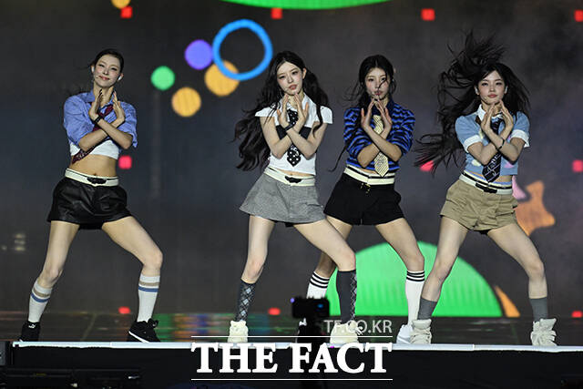 <더팩트>가 주최하고 팬앤스타와 UCW가 주관하는 ‘2026 더팩트 뮤직 어워즈(2026 THE FACT MUSIC AWARDS, TMA)’가 19일 오후 부산 연제구 부산아시아드주경기장에서 열린 가운데 그룹 아일릿이 화려한 무대를 펼치고 있다. /부산아시아드주경기장=남윤호 기자