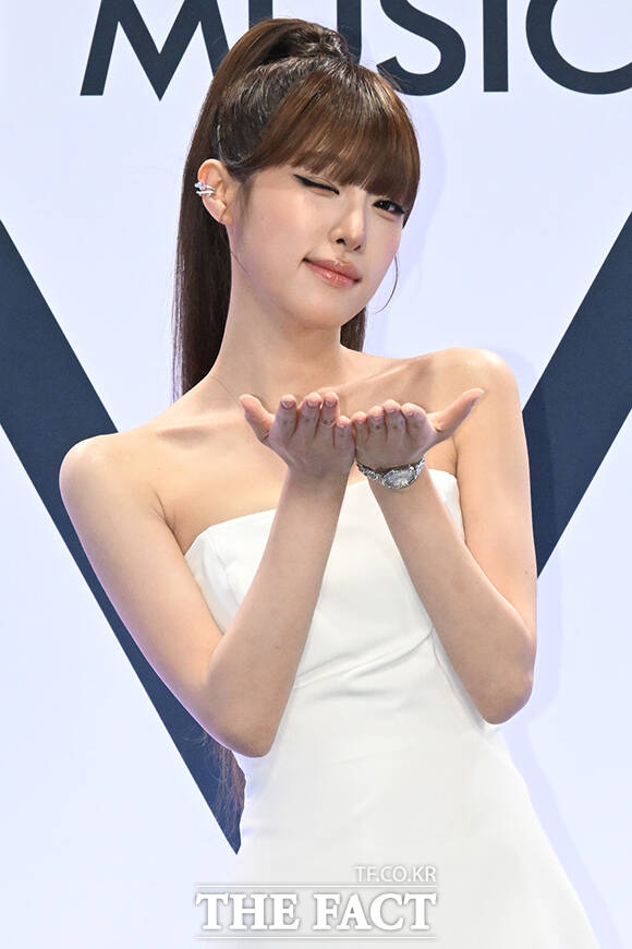 <더팩트>가 주최하고 팬앤스타와 UCW가 주관하는 ‘2026 더팩트 뮤직 어워즈(2026 THE FACT MUSIC AWARDS, TMA)’가 19일 오후 부산 연제구 부산아시아드주경기장에서 열린 가운데 가수 최예나가 블루카펫을 밟고 있다. /부산아시아드주경기장=김성렬 기자