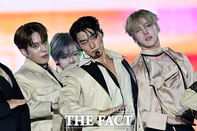 <더팩트>가 주최하고 팬앤스타와 UCW가 주관하는 ‘2026 더팩트 뮤직 어워즈(2026 THE FACT MUSIC AWARDS, TMA)’가 19일 오후 부산 연제구 부산아시아드주경기장에서 열린 가운데 가수 에이티즈(ATEEZ)가 화려한 무대를 펼치고 있다. /부산아시아드주경기장=이새롬 기자