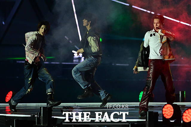 <더팩트>가 주최하고 팬앤스타와 UCW가 주관하는 ‘2026 더팩트 뮤직 어워즈(2026 THE FACT MUSIC AWARDS, TMA)’가 19일 오후 부산 연제구 부산아시아드주경기장에서 열린 가운데 그룹 코르티스가 화려한 무대를 펼치고 있다. /부산아시아드주경기장=남윤호 기자