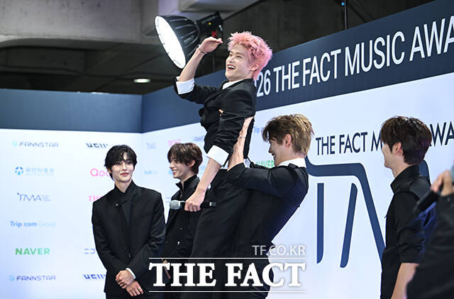 <더팩트>가 주최하고 팬앤스타와 UCW가 주관하는 ‘2026 더팩트 뮤직 어워즈(2026 THE FACT MUSIC AWARDS, TMA)’가 19일 오후 부산 연제구 부산아시아드주경기장에서 열린 가운데 라이즈 소희(왼쪽)와 성찬이 블루카펫을 밟고 있다. /부산아시아드주경기장=박헌우 기자