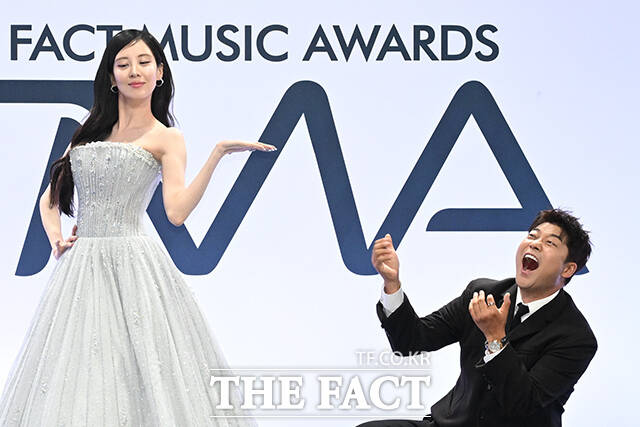 <더팩트>가 주최하고 팬앤스타와 UCW가 주관하는 ‘2026 더팩트 뮤직 어워즈(2026 THE FACT MUSIC AWARDS, TMA)’가 19일 오후 부산 연제구 부산아시아드주경기장에서 열린 가운데 진행을 맡은 그룹 소녀시대의 서현(왼쪽)과 방송인 전현무가 블루카펫을 밟고 있다. /부산아시아드주경기장=김성렬 기자