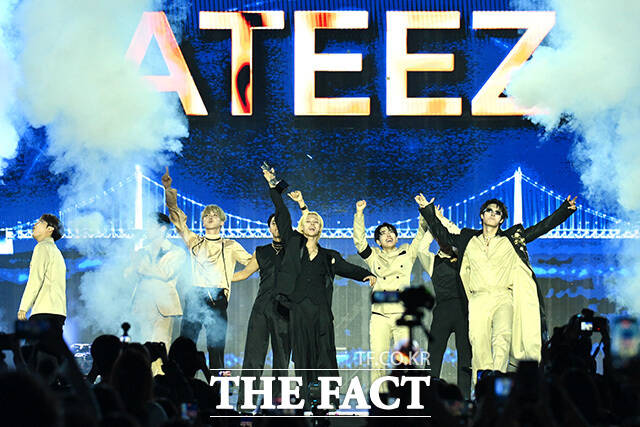 <더팩트>가 주최하고 팬앤스타와 UCW가 주관하는 ‘2026 더팩트 뮤직 어워즈(2026 THE FACT MUSIC AWARDS, TMA)’가 19일 오후 부산 연제구 부산아시아드주경기장에서 열린 가운데 그룹 에이티즈(ATEEZ)가 '대상 ICON OF THE YEAR'를 수상한 뒤 소감을 밝히고 있다. /부산아시아드주경기장=남용희 기자