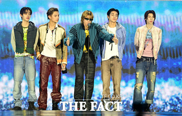<더팩트>가 주최하고 팬앤스타와 UCW가 주관하는 ‘2026 더팩트 뮤직 어워즈(2026 THE FACT MUSIC AWARDS, TMA)’가 19일 오후 부산 연제구 부산아시아드주경기장에서 열린 가운데 그룹 코르티스(CORTIS)의 건호와 성현, 주훈, 제임스, 마틴(왼쪽부터)이 '대상 RECORD OF THE YEAR'를 수상한 뒤 소감을 밝히고 있다. /부산아시아드주경기장=이새롬 기자