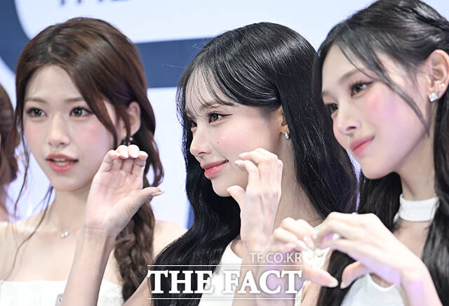 <더팩트>가 주최하고 팬앤스타와 UCW가 주관하는 ‘2026 더팩트 뮤직 어워즈(2026 THE FACT MUSIC AWARDS, TMA)’가 19일 오후 부산 연제구 부산아시아드주경기장에서 열린 가운데 리센느 원이(왼쪽)와 미나미가 블루카펫을 밟고 있다. /부산아시아드주경기장=박헌우 기자