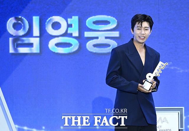 <더팩트>가 주최하고 팬앤스타와 UCW가 주관하는 ‘2026 더팩트 뮤직 어워즈(2026 THE FACT MUSIC AWARDS, TMA)’가 19일 오후 부산 연제구 부산아시아드주경기장에서 열린 가운데 가수 임영웅이 '심사위원 특별상'을 수상하고 있다. /부산아시아드주경기장=박헌우 기자