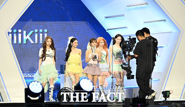 <더팩트>가 주최하고 팬앤스타와 UCW가 주관하는 ‘2026 더팩트 뮤직 어워즈(2026 THE FACT MUSIC AWARDS, TMA)’가 19일 오후 부산 연제구 부산아시아드주경기장에서 열린 가운데 그룹 키키(KiiiKiii)의 키야와 이솔, 지유, 하음, 수이(왼쪽부터)가 '올해의 아티스트'를 수상한 뒤 소감을 밝히고 있다. /부산아시아드주경기장=이새롬 기자