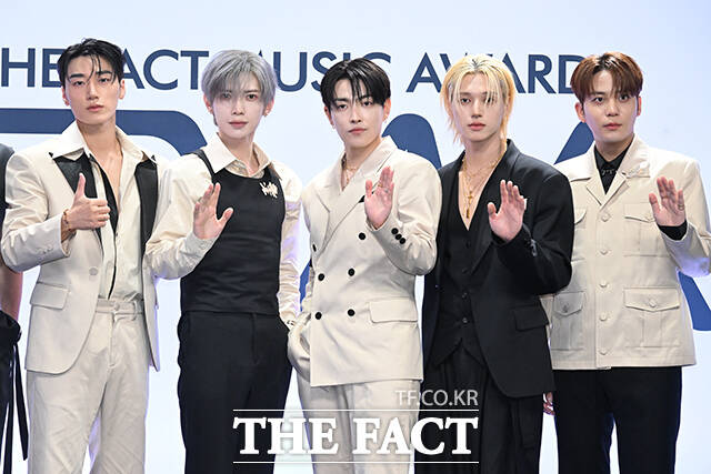 <더팩트>가 주최하고 팬앤스타와 UCW가 주관하는 ‘2026 더팩트 뮤직 어워즈(2026 THE FACT MUSIC AWARDS, TMA)’가 19일 오후 부산 연제구 부산아시아드주경기장에서 열린 가운데 그룹 에이티즈(ATEEZ)의 윤호와 성화, 산, 여상, 홍중, 우영, 종호, 민기(왼쪽부터)가 블루카펫을 밟고 있다. /부산아시아드주경기장=김성렬 기자