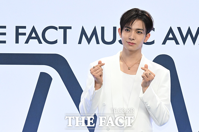<더팩트>가 주최하고 팬앤스타와 UCW가 주관하는 ‘2026 더팩트 뮤직 어워즈(2026 THE FACT MUSIC AWARDS, TMA)’가 19일 오후 부산 연제구 부산아시아드주경기장에서 열린 가운데 가수 에반(EVAN)이 블루카펫을 밟고 있다. /부산아시아드주경기장=김성렬 기자