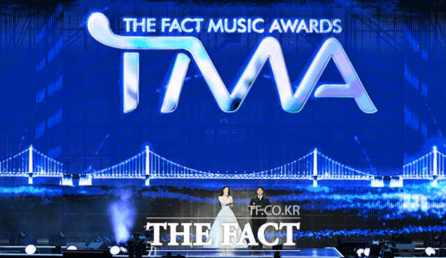 <더팩트>가 주최하고 팬앤스타와 UCW가 주관하는 ‘2026 더팩트 뮤직 어워즈(2026 THE FACT MUSIC AWARDS, TMA)’가 19일 오후 부산 연제구 부산아시아드주경기장에서 열린 가운데 소녀시대 서현(왼쪽)과 방송인 전현무가 진행을 하고 있다. /부산아시아드주경기장=이새롬 기자