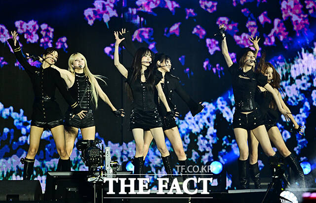 <더팩트>가 주최하고 팬앤스타와 UCW가 주관하는 ‘2026 더팩트 뮤직 어워즈(2026 THE FACT MUSIC AWARDS, TMA)’가 19일 오후 부산 연제구 부산아시아드주경기장에서 열린 가운데 엔믹스(NMIXX)가 화려한 무대를 펼치고 있다. /부산아시아드주경기장=배정한 기자