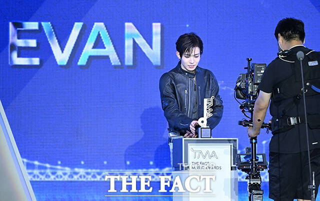 <더팩트>가 주최하고 팬앤스타와 UCW가 주관하는 ‘2026 더팩트 뮤직 어워즈(2026 THE FACT MUSIC AWARDS, TMA)’가 19일 오후 부산 연제구 부산아시아드주경기장에서 열린 가운데 가수 에반이 '월드 베스트 웨이브'을 수상한 뒤 소감을 밝히고 있다. /부산아시아드주경기장=박헌우 기자