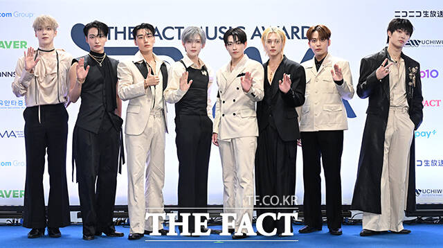 <더팩트>가 주최하고 팬앤스타와 UCW가 주관하는 ‘2026 더팩트 뮤직 어워즈(2026 THE FACT MUSIC AWARDS, TMA)’가 19일 오후 부산 연제구 부산아시아드주경기장에서 열린 가운데 그룹 에이티즈(ATEEZ)의 윤호와 성화, 산, 여상, 홍중, 우영, 종호, 민기(왼쪽부터)가 블루카펫을 밟고 있다. /부산아시아드주경기장=김성렬 기자