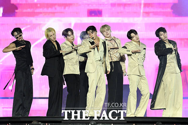 <더팩트>가 주최하고 팬앤스타와 UCW가 주관하는 ‘2026 더팩트 뮤직 어워즈(2026 THE FACT MUSIC AWARDS, TMA)’가 19일 오후 부산 연제구 부산아시아드주경기장에서 열린 가운데 그룹 에이티즈(ATEEZ) 성화와 우영, 종호, 여상, 산, 윤호, 홍중, 민기(왼쪽부터)가 화려한 무대를 펼치고 있다. /부산아시아드주경기장=남용희 기자