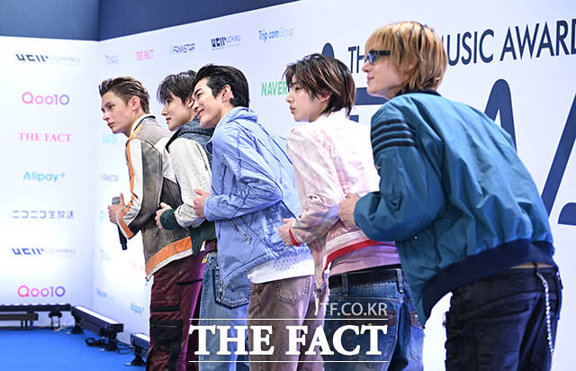 <더팩트>가 주최하고 팬앤스타와 UCW가 주관하는 ‘2026 더팩트 뮤직 어워즈(2026 THE FACT MUSIC AWARDS, TMA)’가 19일 오후 부산 연제구 부산아시아드주경기장에서 열린 가운데 코르티스 성현(위)과 건호가 블루카펫을 밟고 있다. /부산아시아드주경기장=박헌우 기자