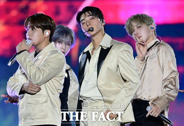 <더팩트>가 주최하고 팬앤스타와 UCW가 주관하는 ‘2026 더팩트 뮤직 어워즈(2026 THE FACT MUSIC AWARDS, TMA)’가 19일 오후 부산 연제구 부산아시아드주경기장에서 열린 가운데 가수 에이티즈(ATEEZ)가 화려한 무대를 펼치고 있다. /부산아시아드주경기장=이새롬 기자