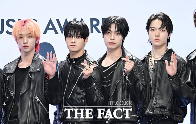 <더팩트>가 주최하고 팬앤스타와 UCW가 주관하는 ‘2026 더팩트 뮤직 어워즈(2026 THE FACT MUSIC AWARDS, TMA)’가 19일 오후 부산 연제구 부산아시아드주경기장에서 열린 가운데 그룹 싸이커스(xikers)의 헌터와 진식, 현우, 수민, 민재, 유준, 준민, 예찬, 정훈, 세은(왼쪽부터)이 블루카펫을 밟고 있다. /부산아시아드주경기장=김성렬 기자