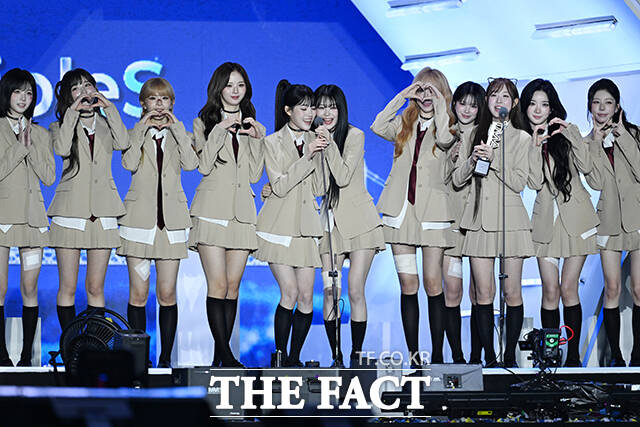 [더팩트ㅣ부산아시아드주경기장=박헌우 기자] <더팩트>가 주최하고 팬앤스타와 UCW가 주관하는 ‘2026 더팩트 뮤직 어워즈(2026 THE FACT MUSIC AWARDS, TMA)’가 19일 오후 부산 연제구 부산아시아드주경기장에서 열린 가운데 그룹 클로즈 트리플에스가 '글로벌 핫 트렌드상'을 수상하고 있다. /부산아시아드주경기장=박헌우 기자