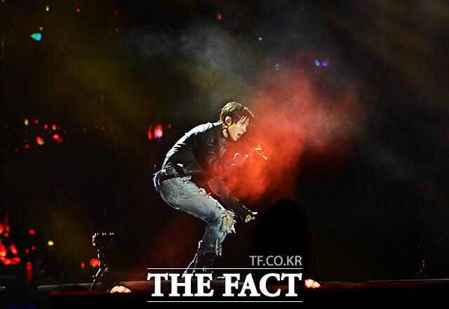 <더팩트>가 주최하고 팬앤스타와 UCW가 주관하는 ‘2026 더팩트 뮤직 어워즈(2026 THE FACT MUSIC AWARDS, TMA)’가 19일 오후 부산 연제구 부산아시아드주경기장에서 열린 가운데 에반(EVAN)이 화려한 무대를 펼치고 있다. /부산아시아드주경기장=배정한 기자