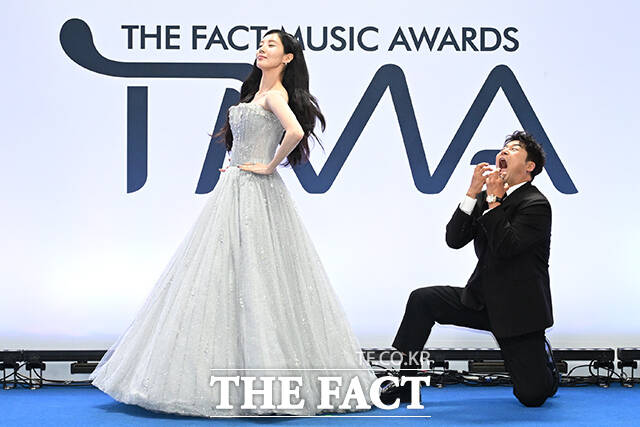 <더팩트>가 주최하고 팬앤스타와 UCW가 주관하는 ‘2026 더팩트 뮤직 어워즈(2026 THE FACT MUSIC AWARDS, TMA)’가 19일 오후 부산 연제구 부산아시아드주경기장에서 열린 가운데 진행을 맡은 그룹 소녀시대의 서현(왼쪽)과 방송인 전현무가 블루카펫을 밟고 있다. /부산아시아드주경기장=김성렬 기자