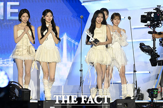 <더팩트>가 주최하고 팬앤스타와 UCW가 주관하는 ‘2026 더팩트 뮤직 어워즈(2026 THE FACT MUSIC AWARDS, TMA)’가 19일 오후 부산 연제구 부산아시아드주경기장에서 열린 가운데 그룹 리센느 제나와 미나미, 원이, 리브, 메이(왼쪽부터)가 '올해의 아티스트'를 수상한 뒤 소감을 밝히고 있다. /부산아시아드주경기장=남용희 기자