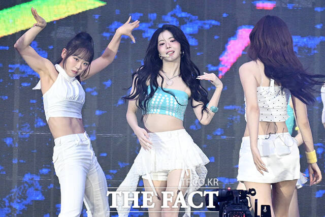 오프닝 무대 펼치는 트리플에스.