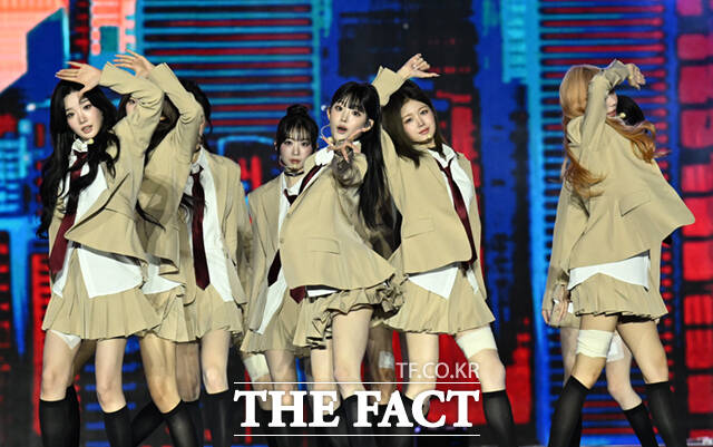 <더팩트>가 주최하고 팬앤스타와 UCW가 주관하는 ‘2026 더팩트 뮤직 어워즈(2026 THE FACT MUSIC AWARDS, TMA)’가 19일 오후 부산 연제구 부산아시아드주경기장에서 열린 가운데 그룹 트리플에스(tripleS)가 화려한 무대를 펼치고 있다. /부산아시아드주경기장=이새롬 기자