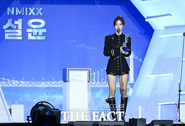 <더팩트>가 주최하고 팬앤스타와 UCW가 주관하는 ‘2026 더팩트 뮤직 어워즈(2026 THE FACT MUSIC AWARDS, TMA)’가 19일 오후 부산 연제구 부산아시아드주경기장에서 열린 가운데 엔믹스 설윤이 '마이스타상'을 수상한 뒤 소감을 밝히고 있다. /부산아시아드주경기장=박헌우 기자