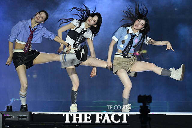 <더팩트>가 주최하고 팬앤스타와 UCW가 주관하는 ‘2026 더팩트 뮤직 어워즈(2026 THE FACT MUSIC AWARDS, TMA)’가 19일 오후 부산 연제구 부산아시아드주경기장에서 열린 가운데 그룹 아일릿이 화려한 무대를 펼치고 있다. /부산아시아드주경기장=남윤호 기자