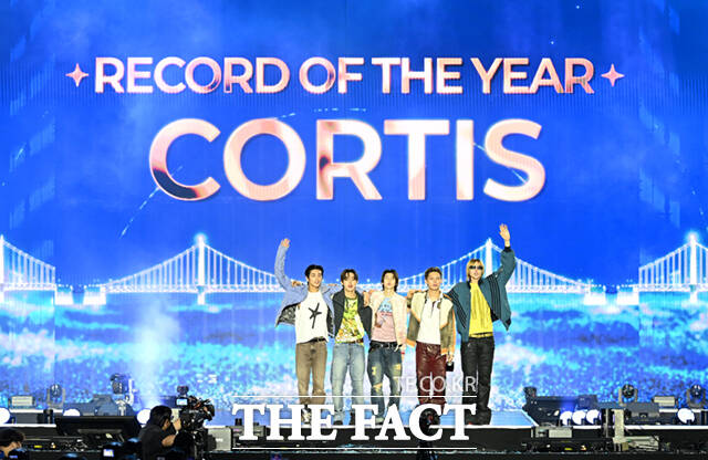 <더팩트>가 주최하고 팬앤스타와 UCW가 주관하는 ‘2026 더팩트 뮤직 어워즈(2026 THE FACT MUSIC AWARDS, TMA)’가 19일 오후 부산 연제구 부산아시아드주경기장에서 열린 가운데 그룹 코르티스(CORTIS)의 건호와 성현, 주훈, 제임스, 마틴(왼쪽부터)이 '대상 RECORD OF THE YEAR'를 수상한 뒤 소감을 밝히고 있다. /부산아시아드주경기장=이새롬 기자