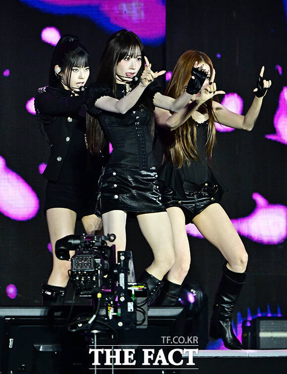 <더팩트>가 주최하고 팬앤스타와 UCW가 주관하는 ‘2026 더팩트 뮤직 어워즈(2026 THE FACT MUSIC AWARDS, TMA)’가 19일 오후 부산 연제구 부산아시아드주경기장에서 열린 가운데 엔믹스(NMIXX)가 화려한 무대를 펼치고 있다. /부산아시아드주경기장=배정한 기자