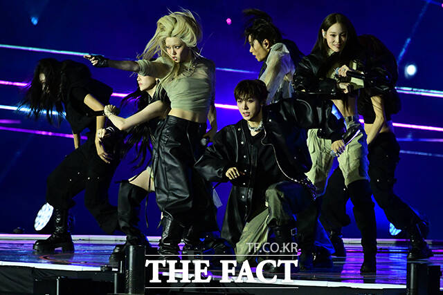 <더팩트>가 주최하고 팬앤스타와 UCW가 주관하는 ‘2026 더팩트 뮤직 어워즈(2026 THE FACT MUSIC AWARDS, TMA)’가 19일 오후 부산 연제구 부산아시아드주경기장에서 열린 가운데 그룹 올데이 프로젝트가 화려한 무대를 펼치고 있다. /부산아시아드주경기장=남윤호 기자]