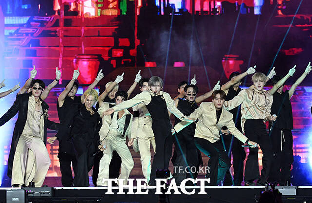 <더팩트>가 주최하고 팬앤스타와 UCW가 주관하는 ‘2026 더팩트 뮤직 어워즈(2026 THE FACT MUSIC AWARDS, TMA)’가 19일 오후 부산 연제구 부산아시아드주경기장에서 열린 가운데 그룹 에이티즈(ATEEZ) 성화와 우영, 종호, 여상, 산, 윤호, 홍중, 민기(왼쪽부터)가 화려한 무대를 펼치고 있다. /부산아시아드주경기장=남용희 기자