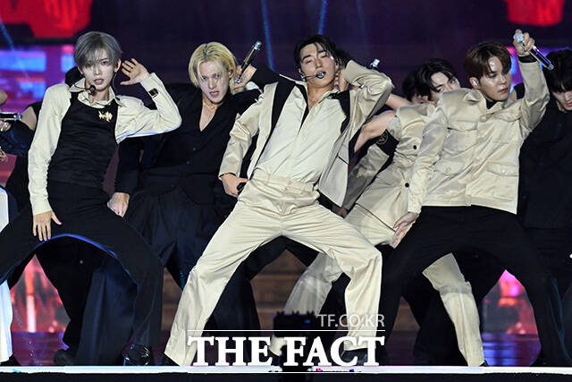 <더팩트>가 주최하고 팬앤스타와 UCW가 주관하는 ‘2026 더팩트 뮤직 어워즈(2026 THE FACT MUSIC AWARDS, TMA)’가 19일 오후 부산 연제구 부산아시아드주경기장에서 열린 가운데 그룹 에이티즈(ATEEZ) 성화와 우영, 종호, 여상, 산, 윤호, 홍중, 민기(왼쪽부터)가 화려한 무대를 펼치고 있다. /부산아시아드주경기장=남용희 기자