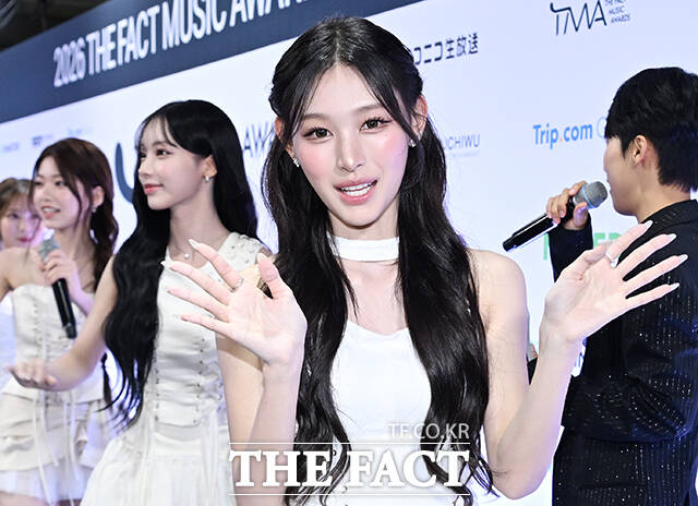 <더팩트>가 주최하고 팬앤스타와 UCW가 주관하는 ‘2026 더팩트 뮤직 어워즈(2026 THE FACT MUSIC AWARDS, TMA)’가 19일 오후 부산 연제구 부산아시아드주경기장에서 열린 가운데 리센느 원이(왼쪽)와 미나미가 블루카펫을 밟고 있다. /부산아시아드주경기장=박헌우 기자