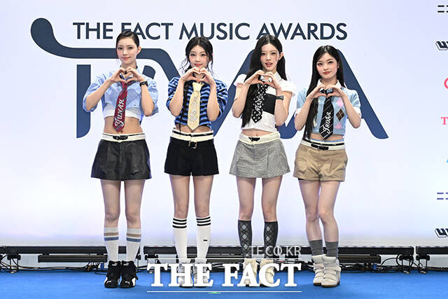 <더팩트>가 주최하고 팬앤스타와 UCW가 주관하는 ‘2026 더팩트 뮤직 어워즈(2026 THE FACT MUSIC AWARDS, TMA)’가 19일 오후 부산 연제구 부산아시아드주경기장에서 열린 가운데 그룹 아일릿(ILLIT)의 윤아와 원희, 민주, 이로하(왼쪽부터)가 블루카펫을 밟고 있다. /부산아시아드주경기장=김성렬 기자