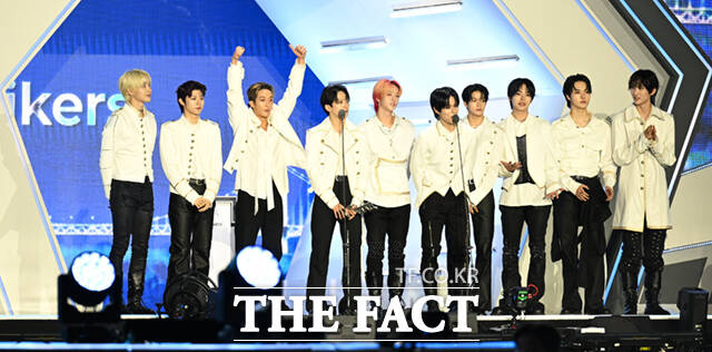 <더팩트>가 주최하고 팬앤스타와 UCW가 주관하는 ‘2026 더팩트 뮤직 어워즈(2026 THE FACT MUSIC AWARDS, TMA)’가 19일 오후 부산 연제구 부산아시아드주경기장에서 열린 가운데 그룹 싸이커스(xikers)가 '핫티스트'를 수상하고 있다. /부산아시아드주경기장=이새롬 기자 