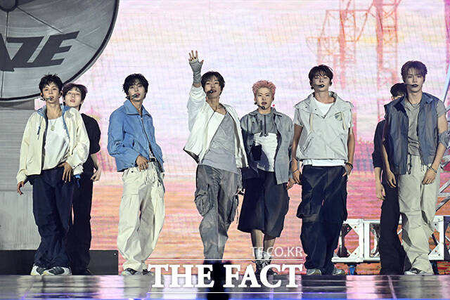 <더팩트>가 주최하고 팬앤스타와 UCW가 주관하는 ‘2026 더팩트 뮤직 어워즈(2026 THE FACT MUSIC AWARDS, TMA)’가 19일 오후 부산 연제구 부산아시아드주경기장에서 열린 가운데 그룹 라이즈(RIIZE)가 화려한 무대를 펼치고 있다. /부산아시아드주경기장=남용희 기자