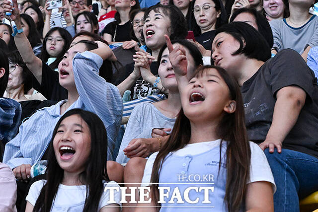 관객들이 환호하고 있다.