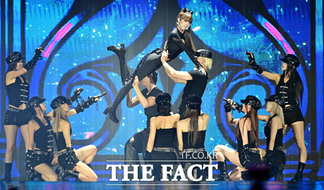 <더팩트>가 주최하고 팬앤스타와 UCW가 주관하는 ‘2026 더팩트 뮤직 어워즈(2026 THE FACT MUSIC AWARDS, TMA)’가 19일 오후 부산 연제구 부산아시아드주경기장에서 열린 가운데 가수 최예나가 화려한 무대를 펼치고 있다. /부산아시아드주경기장=이새롬 기자