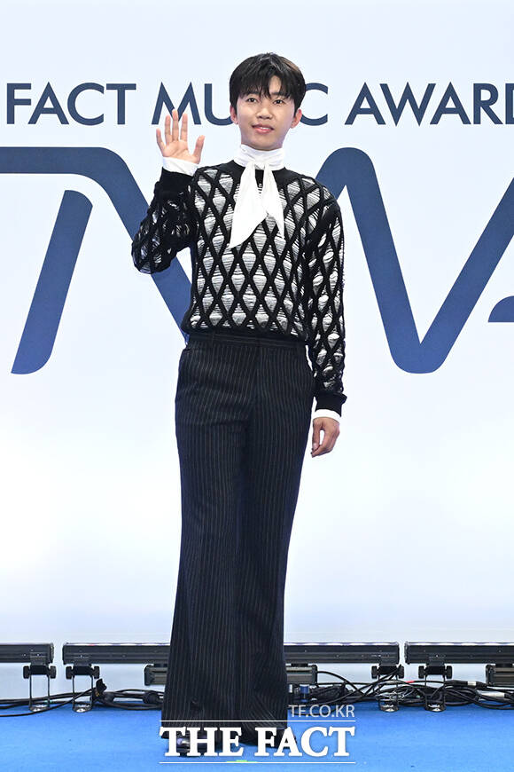 <더팩트>가 주최하고 팬앤스타와 UCW가 주관하는 ‘2026 더팩트 뮤직 어워즈(2026 THE FACT MUSIC AWARDS, TMA)’가 19일 오후 부산 연제구 부산아시아드주경기장에서 열린 가운데 가수 임영웅이 블루카펫을 밟고 있다. /부산아시아드주경기장=김성렬 기자