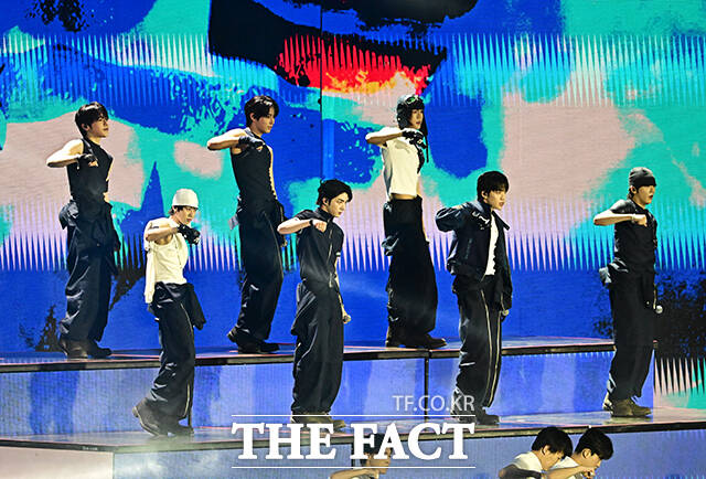 <더팩트>가 주최하고 팬앤스타와 UCW가 주관하는 ‘2026 더팩트 뮤직 어워즈(2026 THE FACT MUSIC AWARDS, TMA)’가 19일 오후 부산 연제구 부산아시아드주경기장에서 열린 가운데 아이딧(IDID)이 화려한 무대를 펼치고 있다. /부산아시아드주경기장=배정한 기자